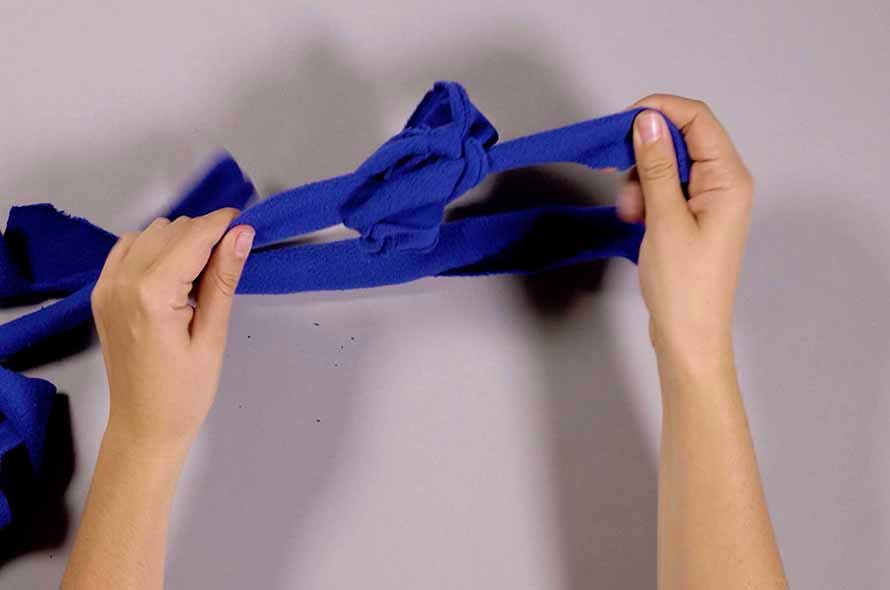 Tying knots in the jumper