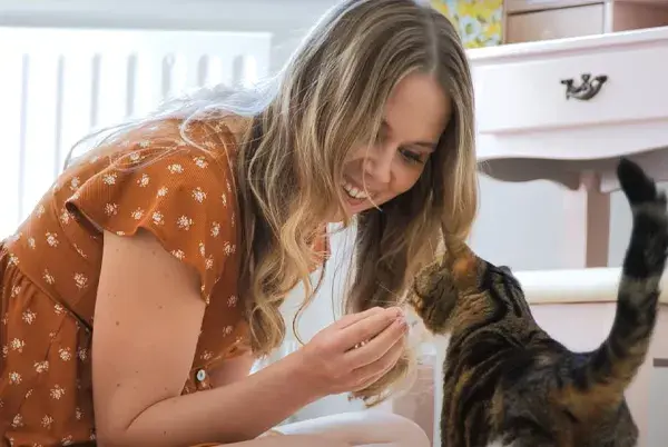 Woman and her cat sat on the floor