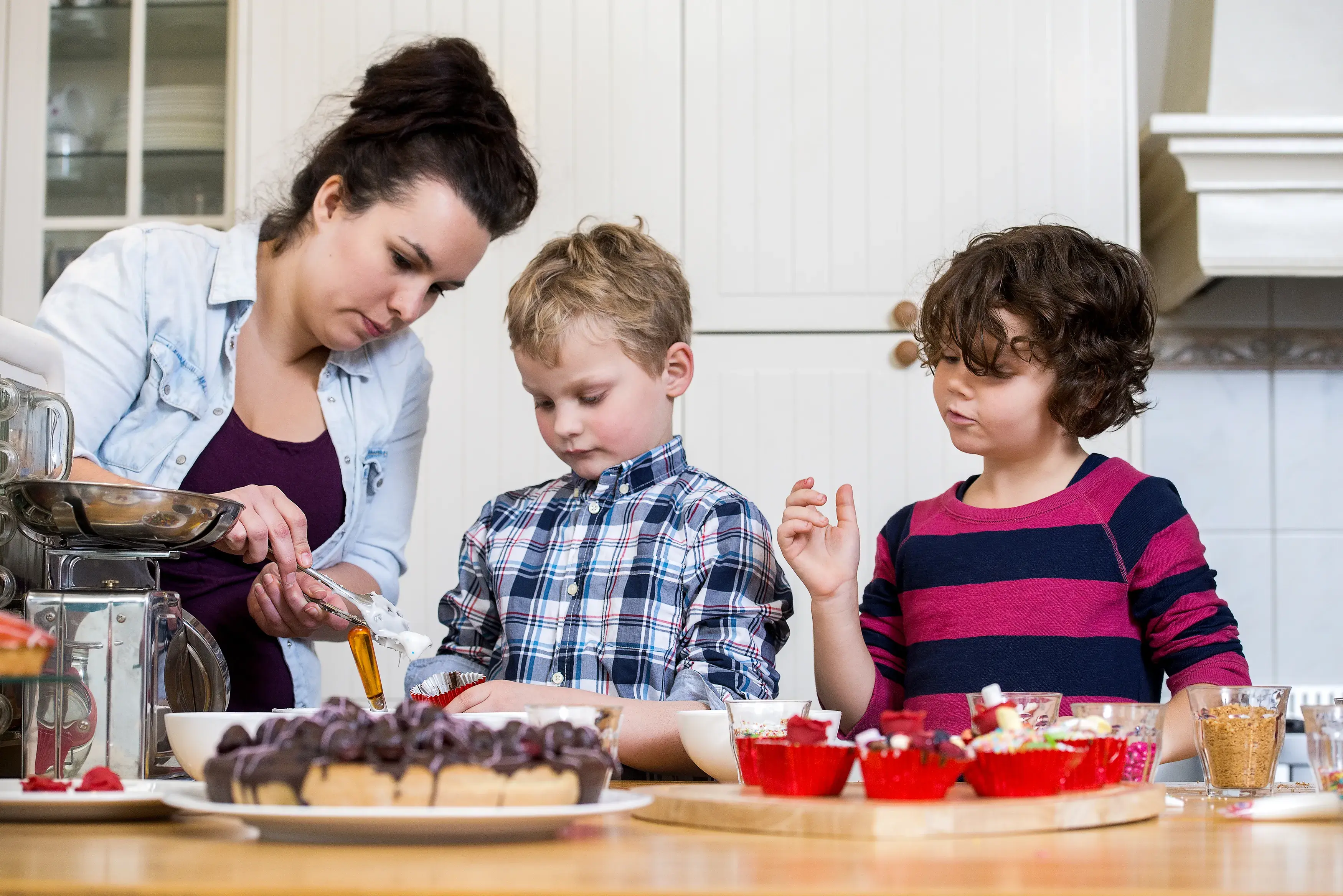 A family icing cupcakes